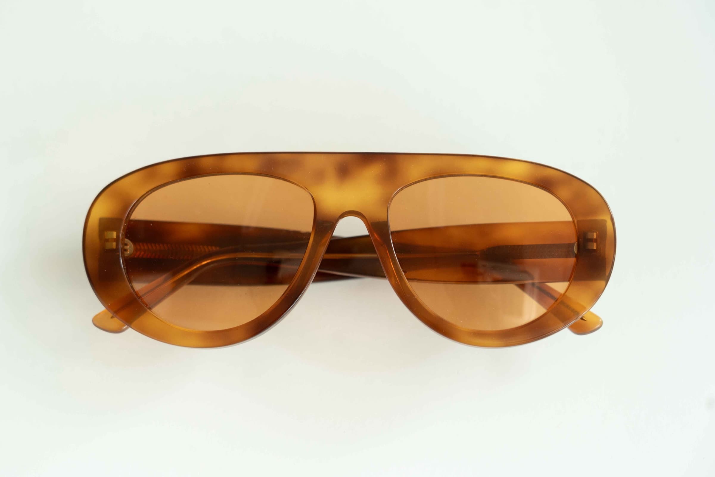 The Muse Orange Tortoise sunglasses, front view on a clean background